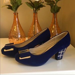 VERO CUOIO royal blue 2.5” heels Size 42 Stylish!!